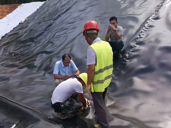 對垃圾填埋場防滲土工膜進行合理防護？