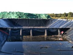 魚塘土工膜進(jìn)行養(yǎng)魚作業(yè)可提高成活率