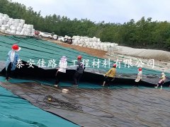 如何有效解決魚塘防滲膜施工褶皺問題？