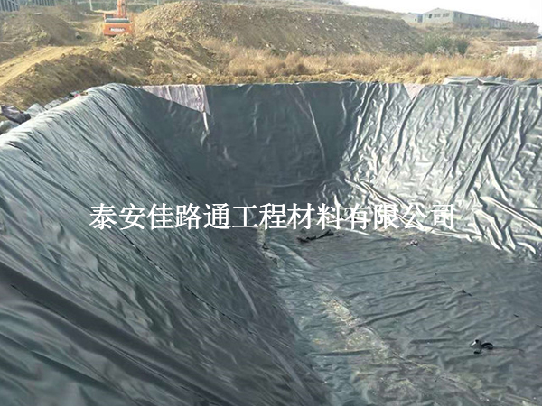 養(yǎng)殖防滲膜施工中出現(xiàn)熱脹冷縮現(xiàn)象該如何進行處理？