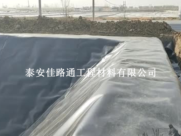 魚塘防滲膜的鋪設(shè)使用可營造一個(gè)穩(wěn)定生態(tài)環(huán)境