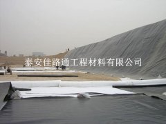 柔性守護，防滲土工膜鋪設(shè)的藝術(shù)：松弛之美