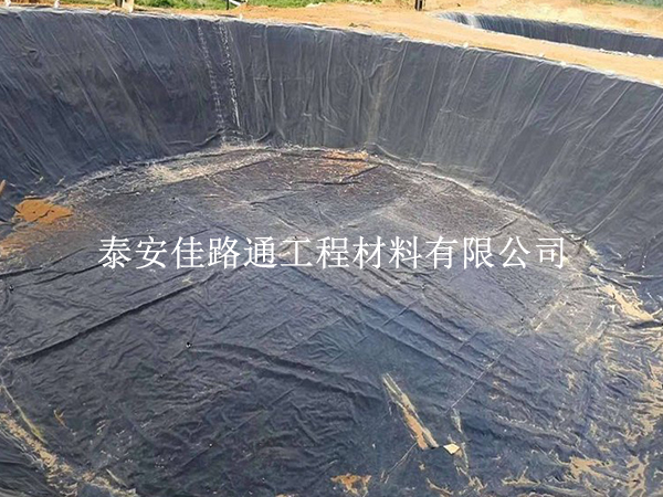 藕池防滲膜怎么鋪才不漏？科學(xué)鋪設(shè)方法在這里