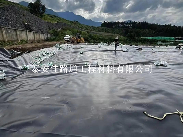 防滲土工膜裁剪技巧：精準(zhǔn)把控細(xì)節(jié)，規(guī)避損耗